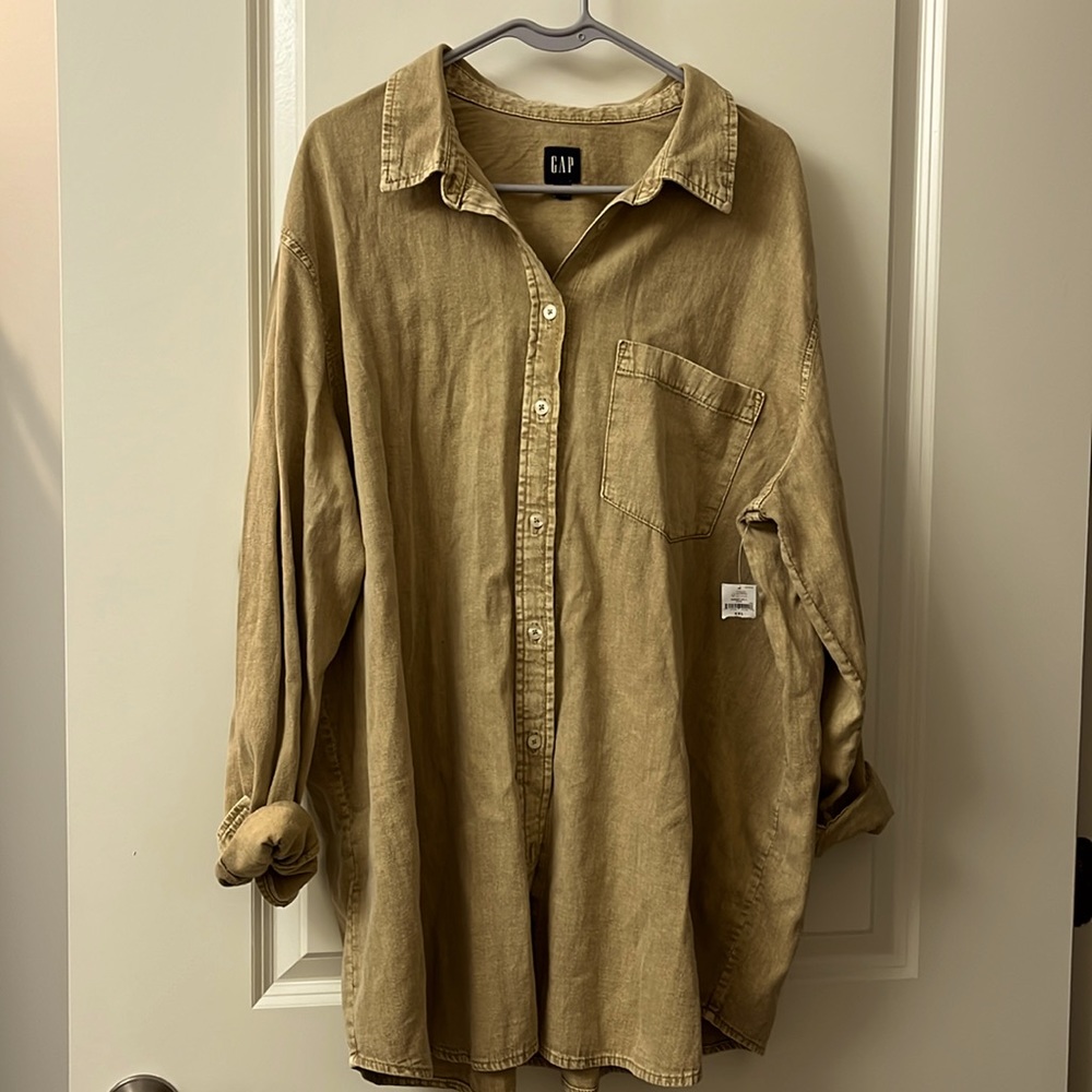 Womens tan stone wash GAP button down shirt